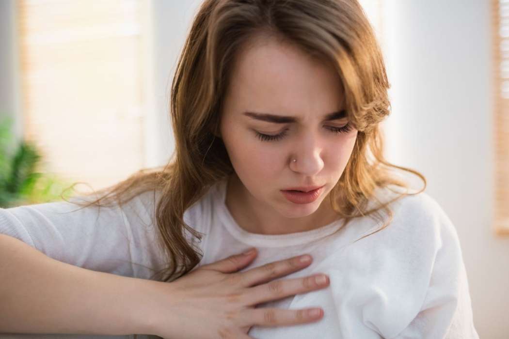 ženska bolečine v prsih