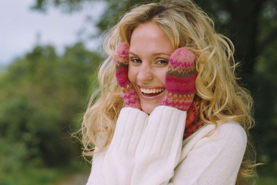 ženska rokavice dolgi lasje nasmeh