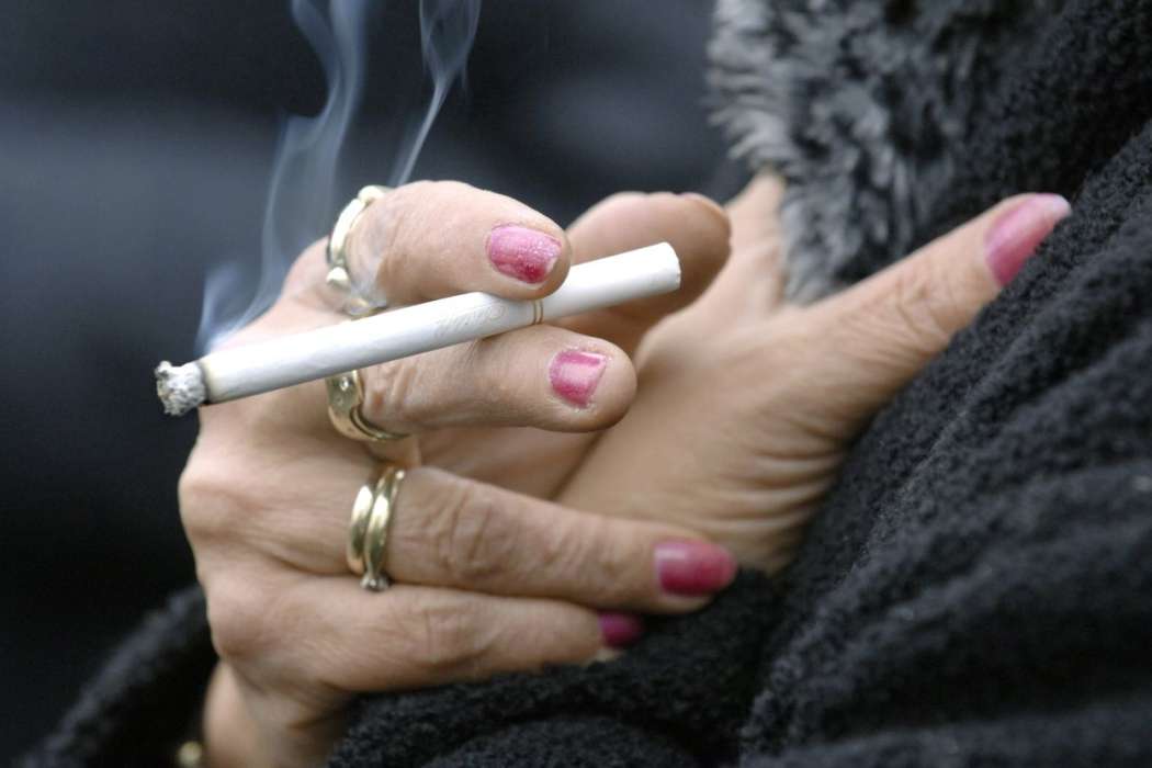 kajenje, cigareta, roke
