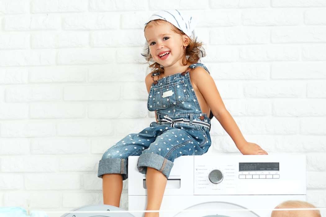 otroci in pralni stroj