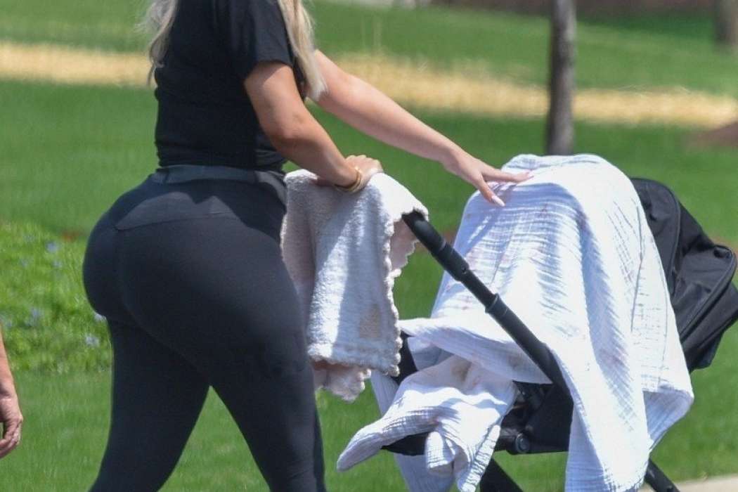 Khloe Kardashian sprehod