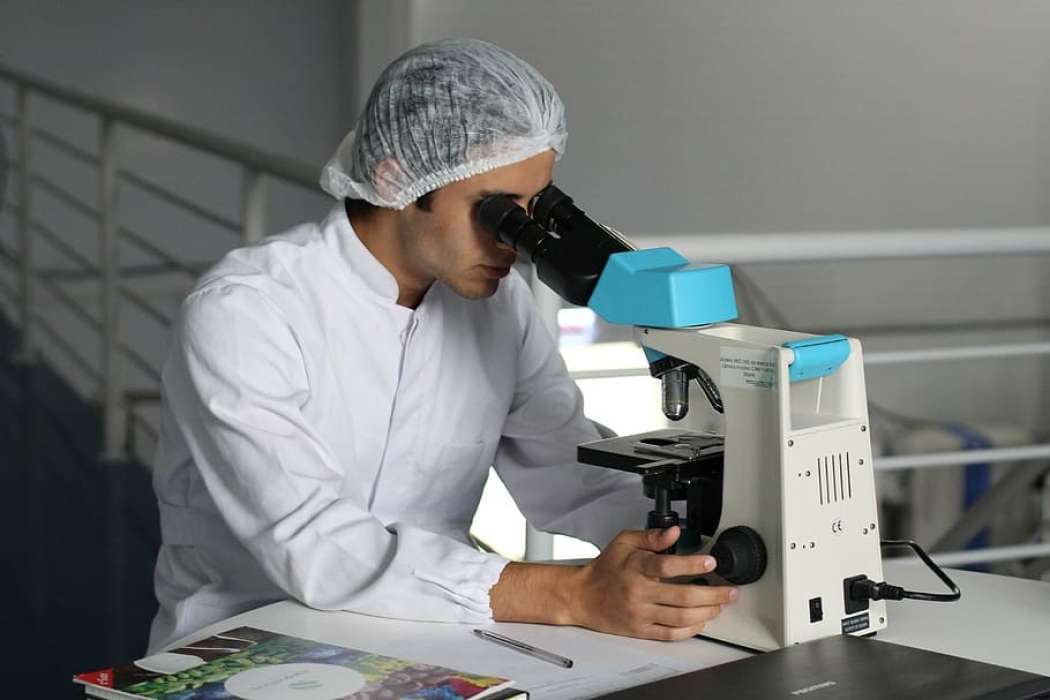 scientist-drugstore-microscope-chemistry