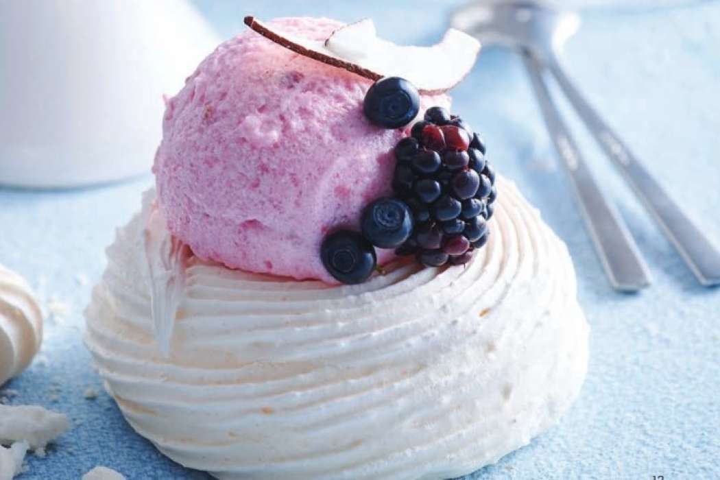 mini-tortice-pavlova-s-sladoledom-in-sadjem