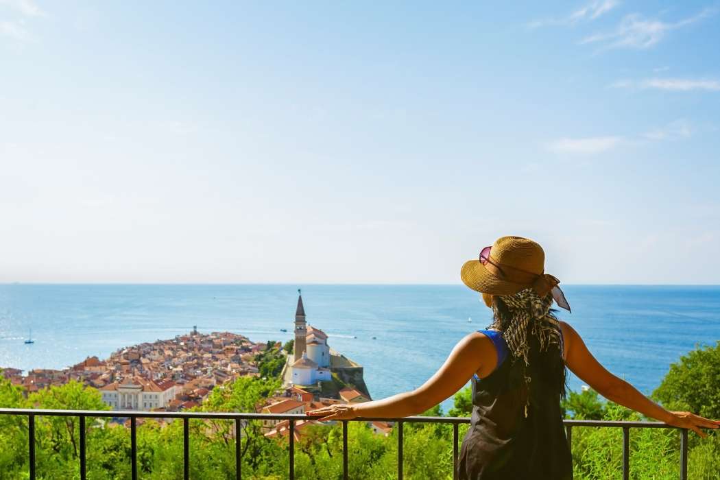 Piran_woman_observing_from_citywall2
