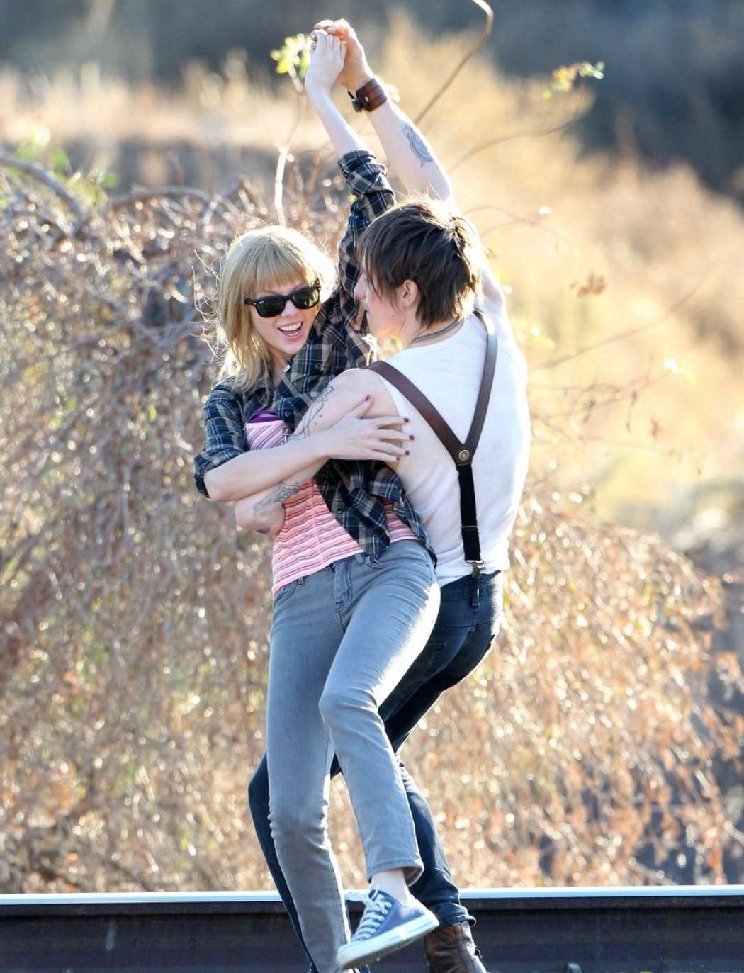 taylor-swift-piggy-back-ride-on-i-knew-you-were-trouble-set-09