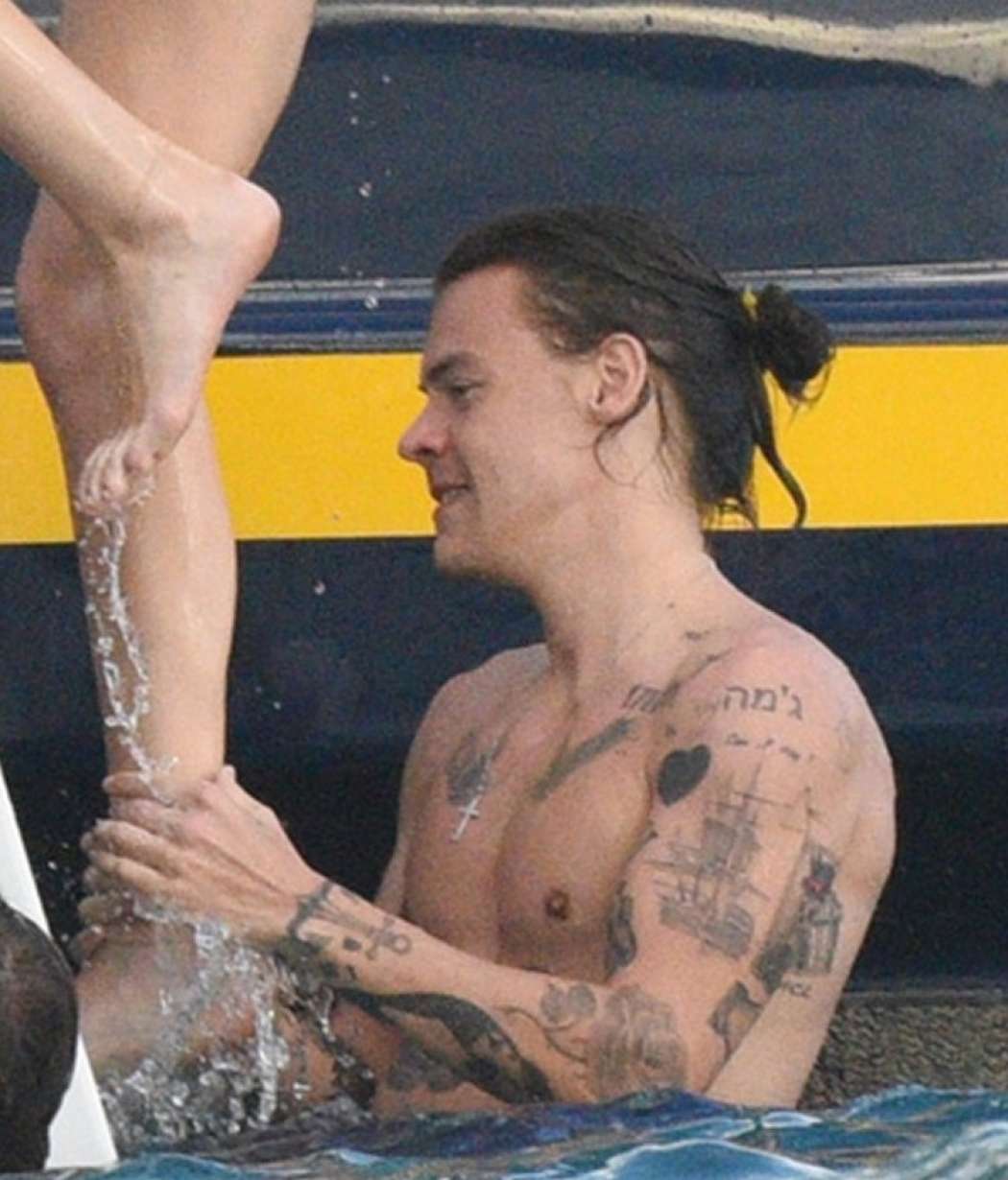 harry-styles-wont-let-go-of-kendall-jenner-in-st-barts-07