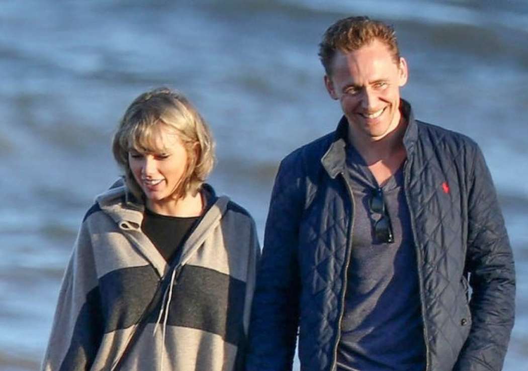 taylor-swift-tom-hiddleston-walk-beach-with-mom-7