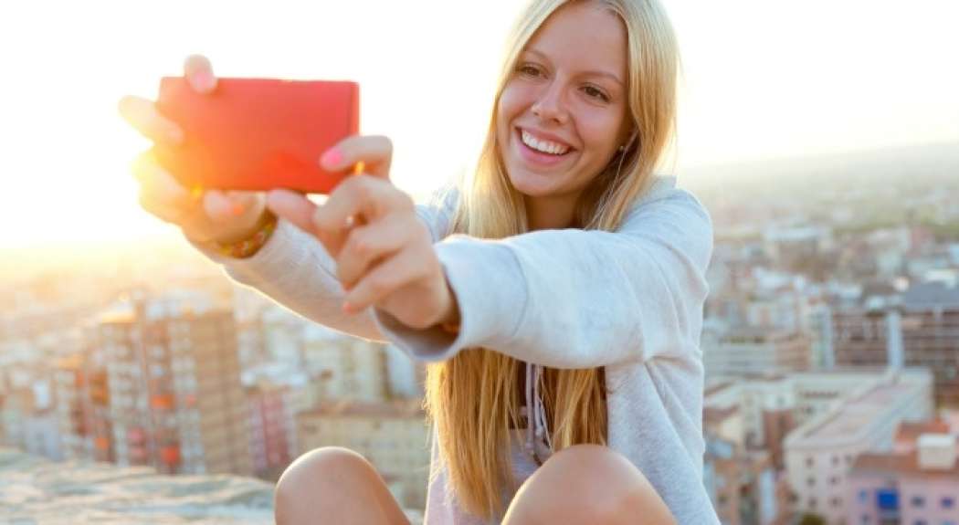 girl-taking-selfie