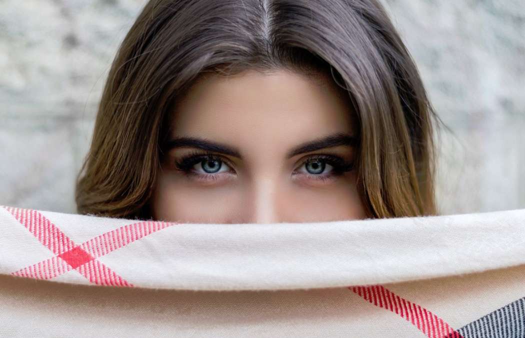 oči dekle modra