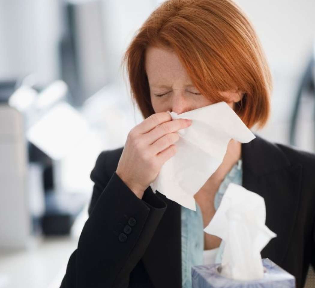 gripa prehlad ženska rdečelaska smrkanje