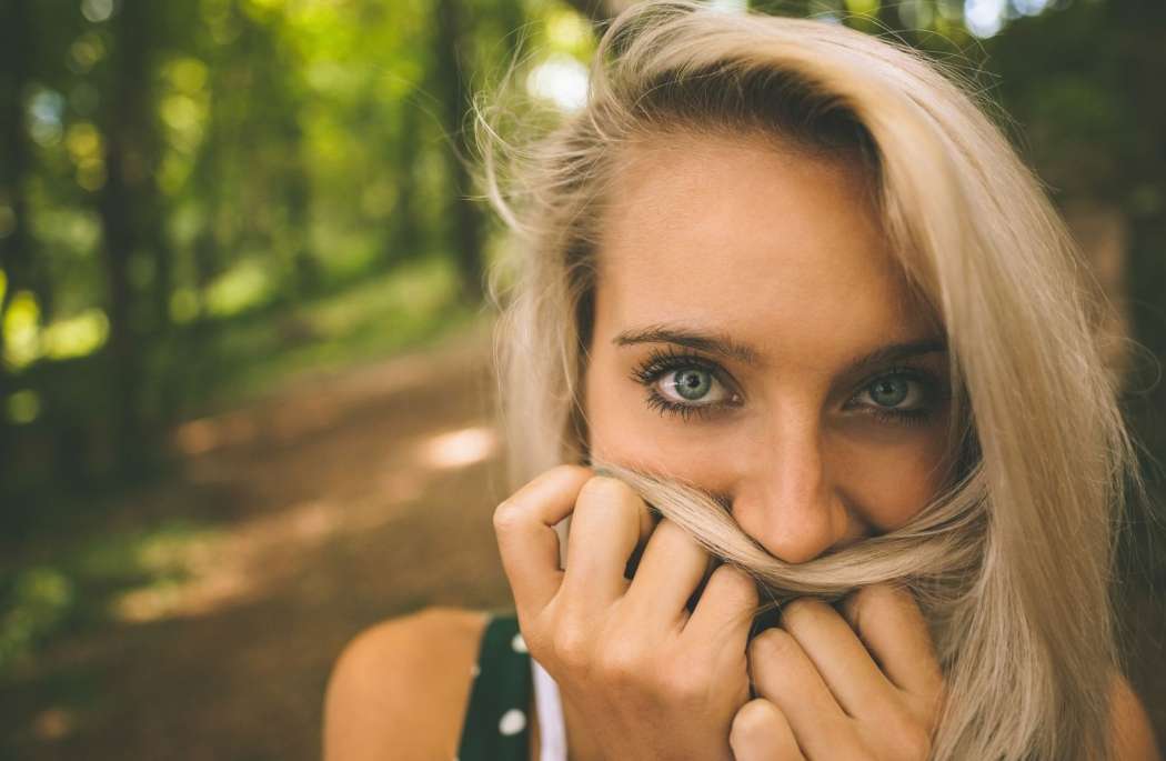 ženska usta lasje blond modre oči