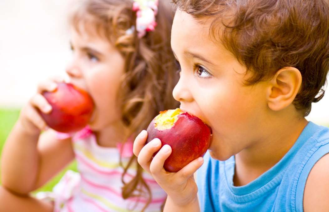 otroci in jabolka