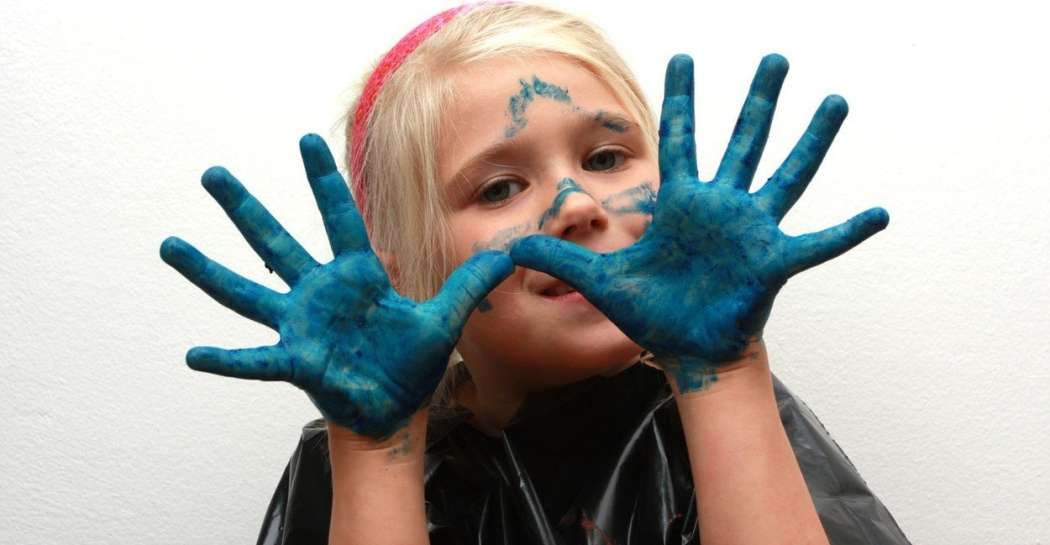 roke otrok modra barva