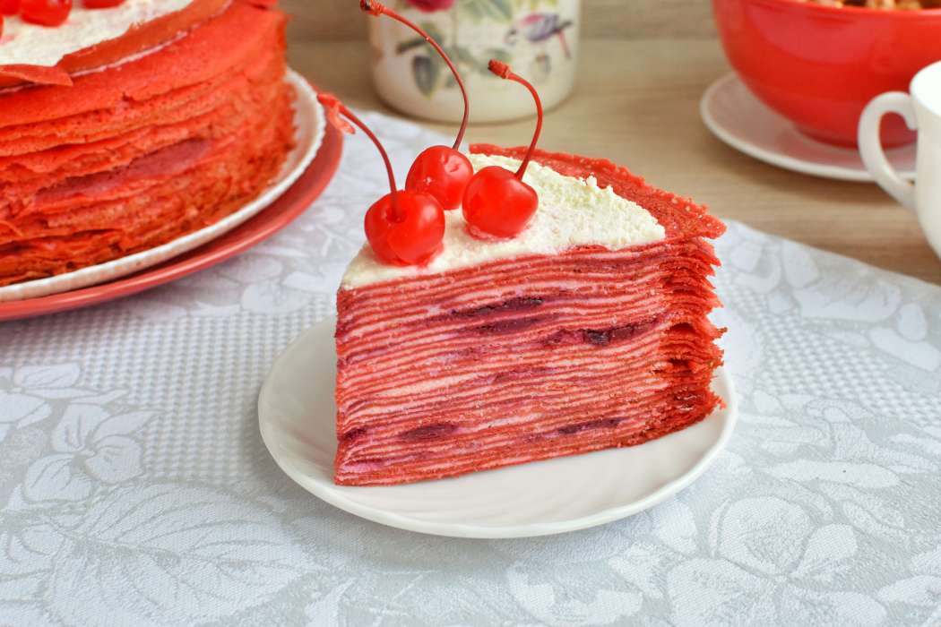 Rdeča žametna torta iz palačink