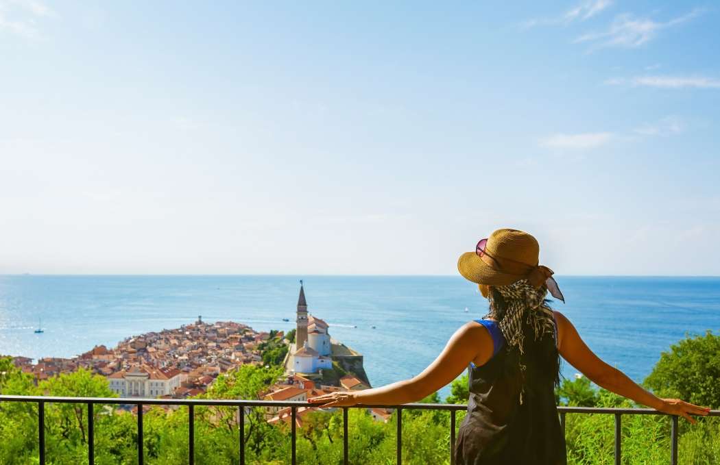 Piran_woman_observing_from_citywall2