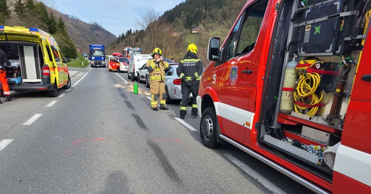 FOTO Pri Dravogradu trčila tri osebna in kombinirano vozilo Novice