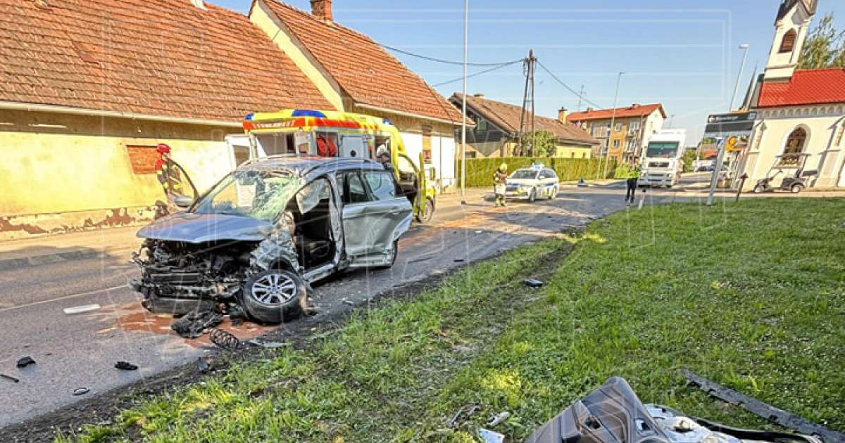 Foto Po trčenju s tovornjakom ena oseba ostala ukleščena v avtu