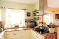 Kuhinjski elementi so skoraj edino novo pohištvo v hiši. Seveda so izbrani premišljeno in praktično,