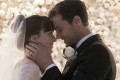 V zadnjem delu trilogije Petdeset odtenkov svobode se Christian (Jamie Dornan) in Anastasia (Dakota Johnson) poročita. Vroče igrice pa se seveda nadaljujejo.