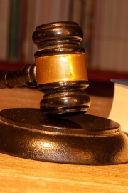 Sodišče vpletena v napad na lokal mariborskega župana oprostilo vseh obtožb