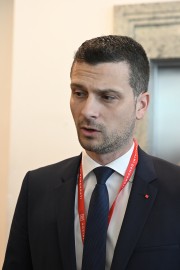 Vodja poslanske skupine SD Jani Prednik pristal v bolnišnici