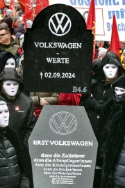 Več tisoč zaposlenih protestiralo pred sedežem Volkswagna v Wolfsburgu