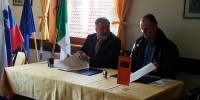 Pogodbo IC Hinje podpisujeta župan Občine Žužemberk Franc Škufca in Franc Pirc