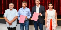 Podpisnika pogodbe, predsednik KS Gabrje Slavko Matko in ravnateljica OŠ Brusnice Jasmina Hidek