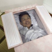japonec japonska krsta pogreb bizarno truga smrt