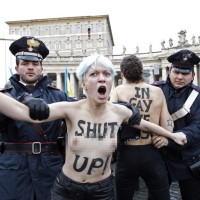 femen aktivistka joške vatikan protest