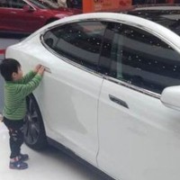Tesla, otrok, avto