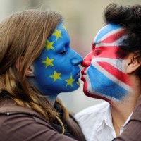 Brexit poljub EU VB zastavi