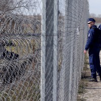 madžarska meja žice ograje policaj