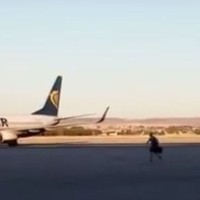 letališče Madrid Barajas potnik na pisti lovi letalo