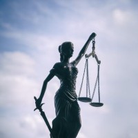 pravica-pravo-sodstvo-zakon_is