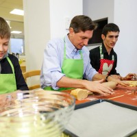 Borut Pahor in otroci, božič, peka piškotov