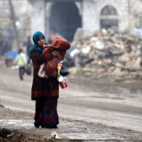 Sirija, mati z otrokom, ruševine