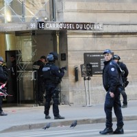Louvre, policija, evakuacija obiskovalcev, napad, mačeta