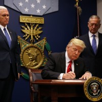 Donald Trump, podpisovanje, izvršni ukaz