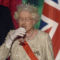kraljica elizabeta pije
