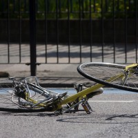Mopedist in kolesarka lažje poškodovana
