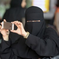 nikab, zakrivanje obraza, muslimanka, mobilni telefon, iphone