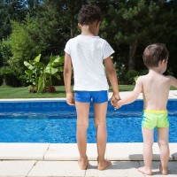 Otroci na bazenu