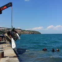 potapljači, dvig vozila iz morja, policija, Koper, morje, obala