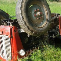 Traktor, rdeč traktor brez kabin in loka, 28. 5. 2018 Gornja Radgona 1