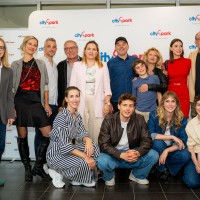 Igralci serije Skrito v raju z vodjo marketinga Cityparka Majo Vidmar (Foto Jaka Tai Gubenšek)