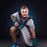 Anže Zavrl iz skupine Gadi bo na Ljubljanskem maratonu pretekel 42 kilometrov s harmoniko