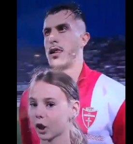 Starši so zagotovo ponosni! Deklica pred tekmo italijanske serie A šokirala vse, v kamero dejala ... (video)