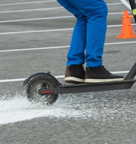 Varnost v prometu na dveh kolesih: zakaj so električni skiroji tako nevarni