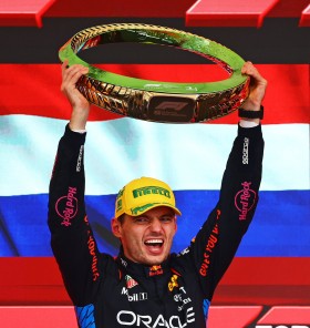 Verstappen iz ozadja pokazal, zakaj je največji mojster svojega časa